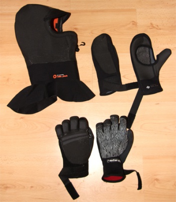 Windsurfen in de kou Leerwindsurfen ION cap en handschoenen kou