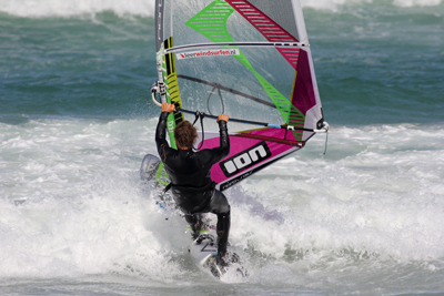 windsurfen op zee Leerwindsurfen Windsurfschool Neusje omhoog bij schuimkraag