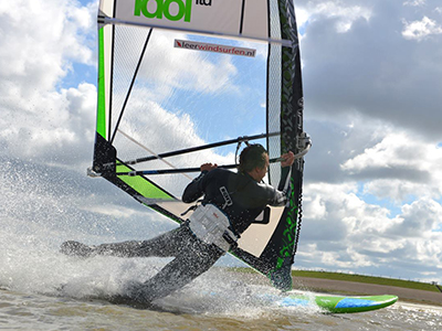 Windsurf actie foto van Niek van der Linde, instructeur Leerwindsurfen